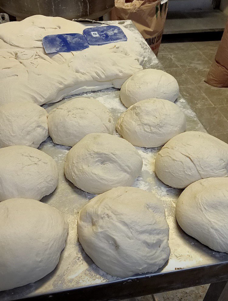 Bolas de masa listas para hornear con cortes