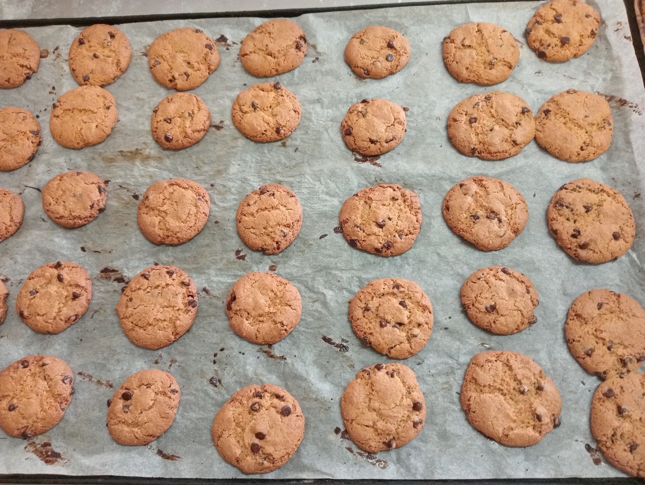 Cookies apiladas con chispas de chocolate fundiéndose